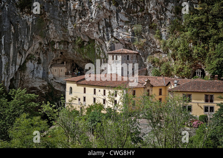 Die Heilige Höhle von Covadonga katholische Heiligtum in der Grotte von Mount Auseva, in der Gemeinde von Cangas de Onís, Asturias, Spanien, Stockfoto