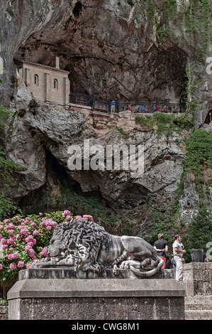 Die Heilige Höhle von Covadonga katholische Heiligtum in der Grotte von Mount Auseva, in der Gemeinde von Cangas de Onís, Asturias, Spanien, Stockfoto