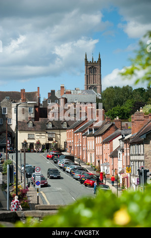 Eine Ludlow Street mit der Kirche im Hintergrund vor blauem Himmel Stockfoto