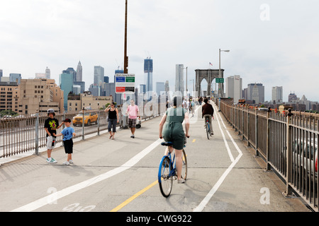 NEW YORK CITY, USA - Juni 9:Light Verkehr Nn die Brooklyn Bridge. 9. Juni 2012 in New York City, USA Stockfoto