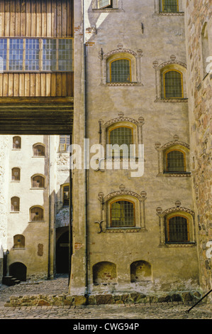 Dekorative architektonische Konturen um die Fenster innerhalb der mittelalterlichen Burg von Turku in Turku, Finnland Stockfoto