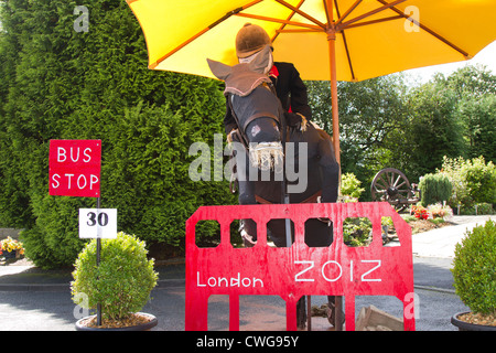 Seltsame und wunderbare Kreationen auf das olympische Motto 2012 Higham Scarecrow Festival, in der Nähe von Pendle, Lancashire, UK Stockfoto