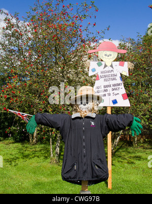 Seltsame und wunderbare Kreationen auf das olympische Motto 2012 Higham Scarecrow Festival, in der Nähe von Pendle, Lancashire, UK Stockfoto