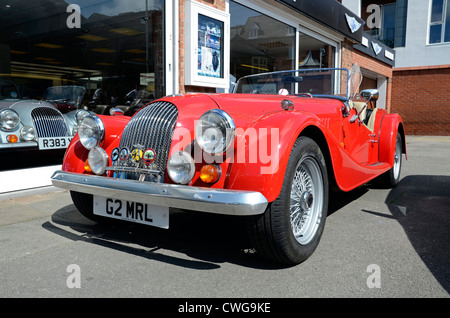 Ein roter Sportwagen Morgan, parkten außerhalb Motorenhändler in Southport, England, UK Stockfoto