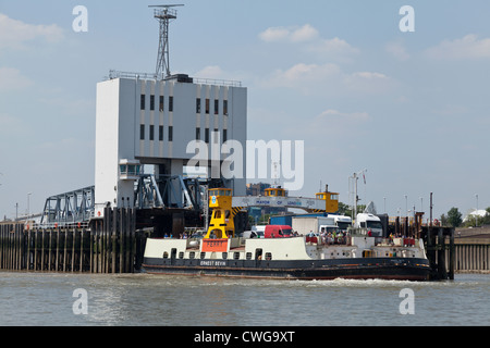 Die Woolwich-Fähre auf der Themse in Süd-London Stockfoto