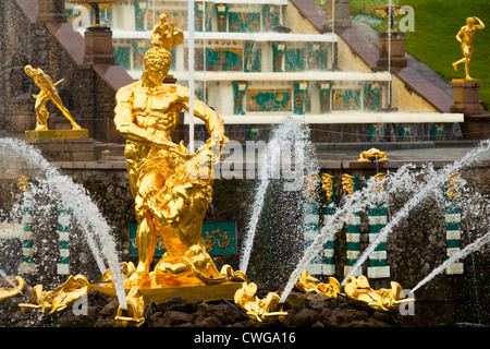 Berühmten Samson und der Löwenbrunnen in Peterhof große Kaskade, St. Petersburg, Russland. Stockfoto