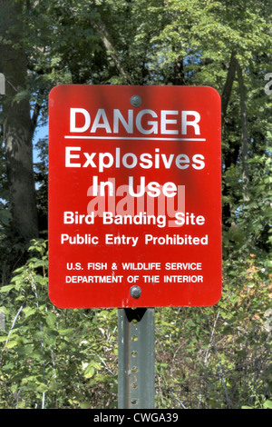Rotes Warnschild mit der Aufschrift „DANGER Explosives in Use“ an einer Stelle, an der der Zutritt zu den Vögeln des U.S. Fish & Wildlife Service strikt verboten ist. Stockfoto