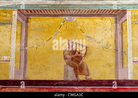 Fresken in der Villa di Poppaea an die römische Stätte von Oplontis, eine aristokratische Resort.  Dies zeigt ein Lyraspieler. Stockfoto