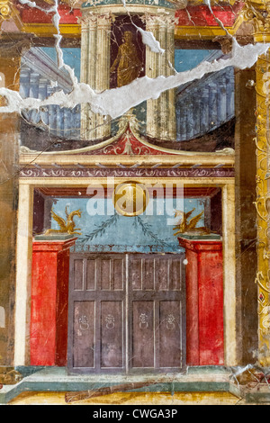 Fresken in der Villa di Poppaea an die römische Stätte von Oplontis, ein Resort mit Toren und Spalten in der Perspektive. Stockfoto