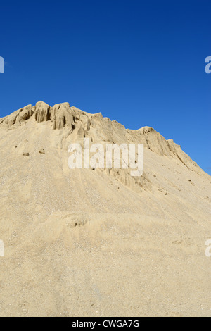 Gelber Sand Hügel gegen blauen Himmel Stockfoto