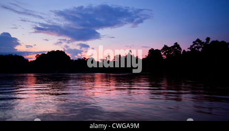 Sonnenuntergang am Fluss Kinabatangan, Sabah, Malaysia Stockfoto