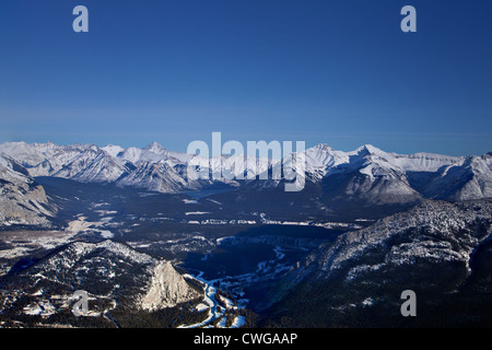 Ein Blick auf den Banff National Park vom Aussichtspunkt am Sulphur Mountain, Bow Valley Parkway, Kanada, klarer blauer Himmel Stockfoto