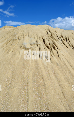 Braun Sand-Hügel gegen blauen Himmel Stockfoto