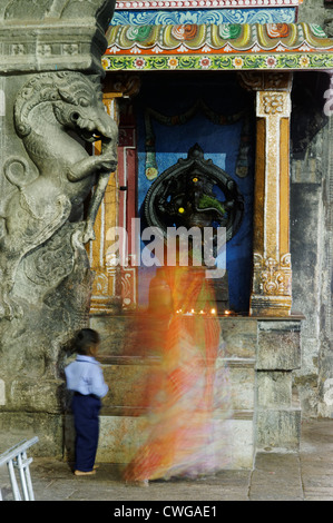 Gläubige in der Meenakshi-Tempel in Madurai in Südindien Stockfoto