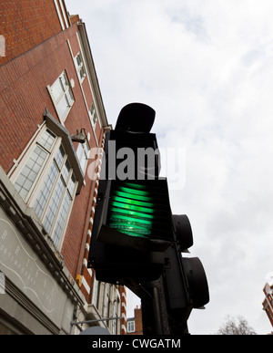 Wurm Blick auf eine grüne Ampel im Londoner Kings Road. Stockfoto
