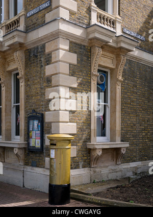 Säule-Box außerhalb Chiswick Rathaus gemalt Gold zu Ehren der olympischen Ruder Gold Medalist Pete Reed. Stockfoto