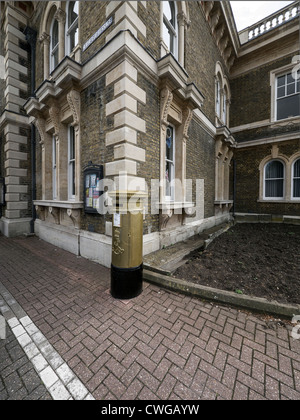 Säule-Box außerhalb Chiswick Rathaus gemalt Gold zu Ehren der olympischen Ruder Gold Medalist Pete Reed. Stockfoto