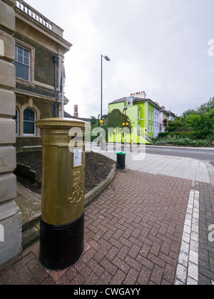 Säule-Box außerhalb Chiswick Rathaus gemalt Gold zu Ehren der olympischen Ruder Gold Medalist Pete Reed. Stockfoto