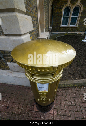 Säule-Box außerhalb Chiswick Rathaus gemalt Gold zu Ehren der olympischen Ruder Gold Medalist Pete Reed. Stockfoto