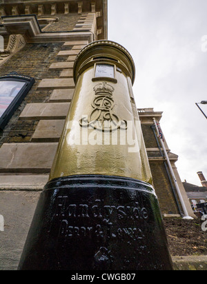 Säule-Box außerhalb Chiswick Rathaus gemalt Gold zu Ehren der olympischen Ruder Gold Medalist Pete Reed. Stockfoto