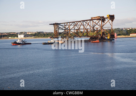 Großen Amec Rig Ölplattform Basis von Fluss Tyne in die Nordsee Tynemouth Northumberland England transportiert Stockfoto