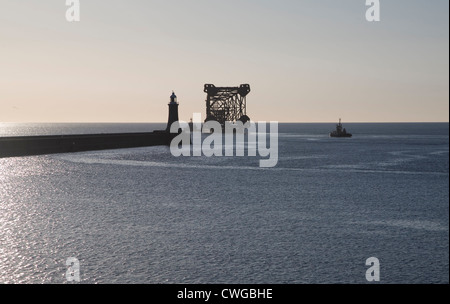 Großen Amec Rig Ölplattform Basis von Fluss Tyne in die Nordsee Tynemouth Northumberland England transportiert Stockfoto