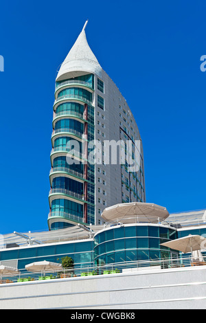 São Gabriel Turm und Vasco da Gama Shopping Center im Parque Das Nações (Park der Nation), Lissabon, Portugal. Stockfoto