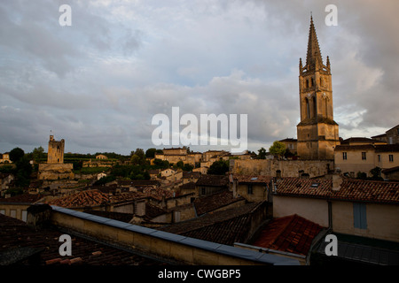 Saint Emilion Monolithic Kirche genommen von einem Aussichtspunkt in Saint Emilion, Südfrankreich Stockfoto