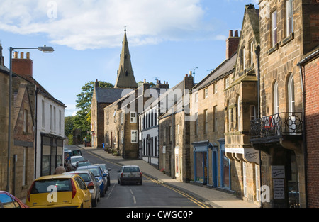 Gebäude entlang der Straße, Alnmouth Hauptort, Northumberland, England Stockfoto