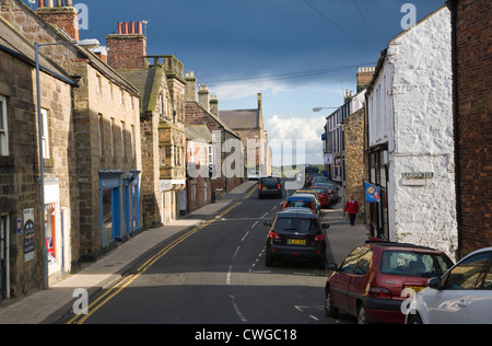 Gebäude entlang der Straße, Alnmouth Hauptort, Northumberland, England Stockfoto