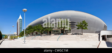 Atlantico Pavillon (Pavilhão Atlântico) AKA Altice oder MEO Arena im Park der Nationen (Parque das Nações), mit Sao Rafael Tower im Rücken. Lissabon, Portugal. Stockfoto