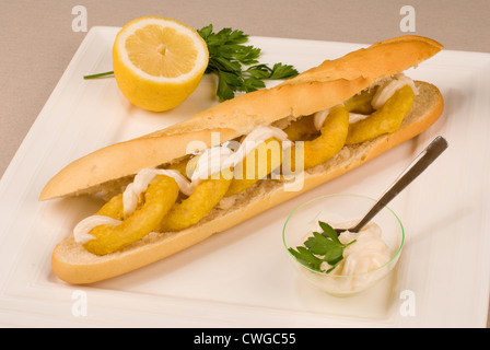 Spanischen Brötchen mit gebratener Tintenfisch-Ring, eine beliebte bocata Stockfoto