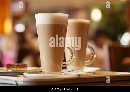 Kaffee Latte in zwei große Gläser innen, flachen dof Stockfoto