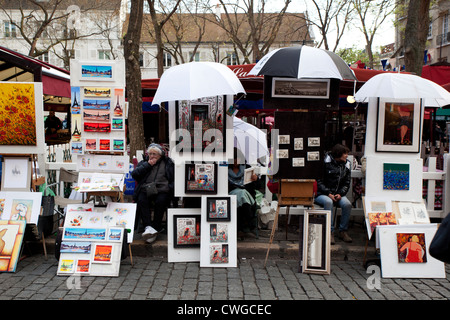 Straßenhändler verkaufen, Tischsets, Postkarten und andere Bilder in Montmartre, Paris Stockfoto