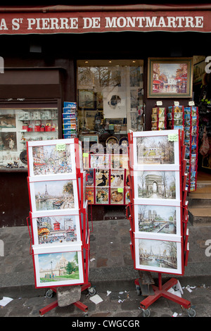 Postkarten und Bilder zum Verkauf an ein Montmartre-Tourist-Souvenir-Shop, Paris, Frankreich Stockfoto