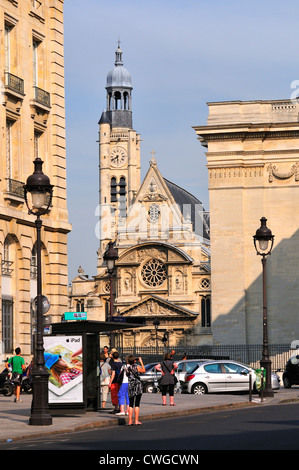 Paris, Frankreich. Kirche von Saint-Etienne-du-Mont (1492-1586) durch das Pantheon Stockfoto