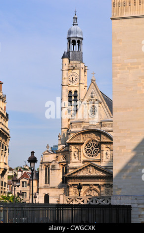 Paris, Frankreich. Kirche von Saint-Etienne-du-Mont (1492-1586) durch das Pantheon Stockfoto