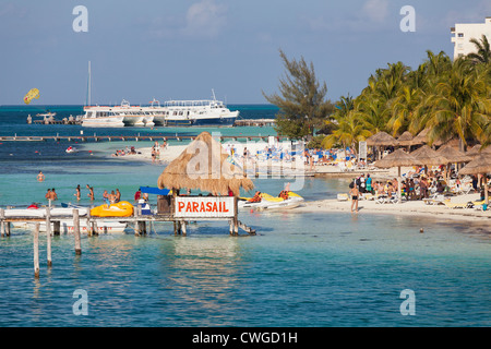 Überfüllten Strand Hotel Zone, Cancun, Halbinsel Yucatan, Quintana Roo, Mexiko Stockfoto