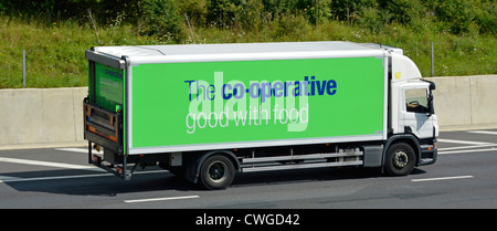 Co-op Food Supply Chain Store delivery Lkw Lkw Lkw für die Verteilung von Nahrungsmitteln operative Supermarkt speichert co Fahrt entlang der Autobahn England England Stockfoto