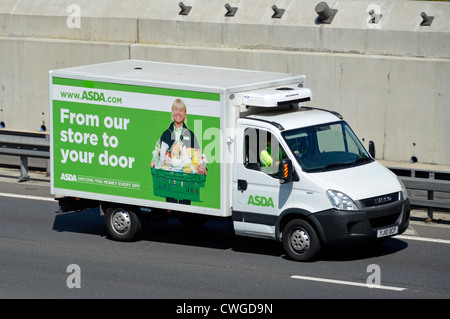 Von unserem Geschäft zu Ihrer Tür Slogan Werbung auf Asda Home Lebensmittelgeschäft Liefermann bei der Arbeit mit Iveco Van auf der Autobahn M25 Essex England Großbritannien Stockfoto