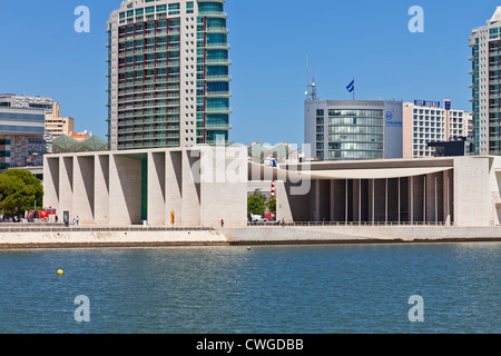 Portugiesische Pavillon (Pavilhão de Portugal) und Sao Gabriel Turm. Parque Das Nações, Lissabon, Portugal. Stockfoto