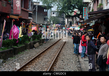 Suchen die Spur an der Bahnlinie Pingxi während das Laternenfest, wenn Massen in die kleine Stadt, Taiwan strömen. Stockfoto