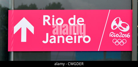 Humorvoll Schild am Eingang zu Stratford Bahnhof am Ende der Olympischen Spiele 2012 in London leitet die Reisenden in Richtung Rio de Janeiro 2016 aus Großbritannien Stockfoto