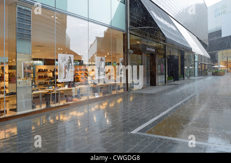 Starkregen Wolkenbruch auf Outdoor-Shopping-Mall in der Westfield Centre an einem Sommertag Stockfoto