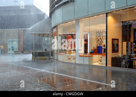 Starkregen Wolkenbruch auf Outdoor-Shopping-Mall in der Westfield Centre an einem Sommertag Stockfoto