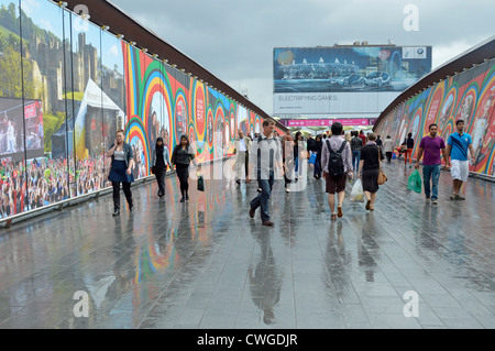 Olympischen Werbung auf Brücke zwischen Stratford bus Bahnhof Westfield Shopping Centre und London Olympic Park 2012 nach Regen England Großbritannien Stockfoto