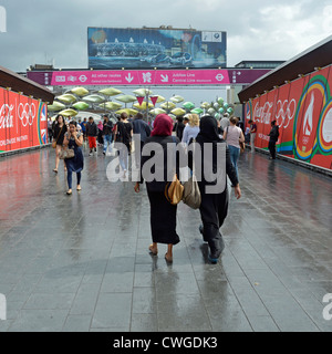 Brücke links Westfield Shopping Malls mit Zeichen Stratford Bahn & Bus Station während der Olympischen Spiele 2012 in London nach starkem Regen cloudburst East London Großbritannien Stockfoto