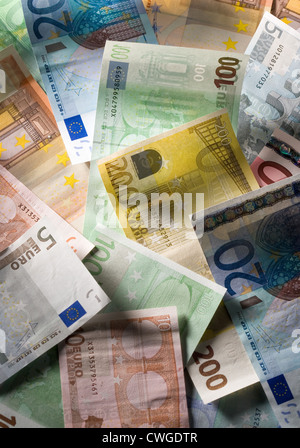 Euromuenzen auf zerrauft Euro-Banknoten in verschiedenen Konfessionen Stockfoto