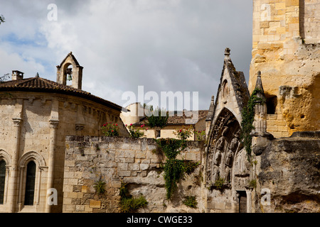 Saint Emilion Monolithic Kirche ergriffen von der Plaza in Saint Emilion, Südfrankreich Stockfoto