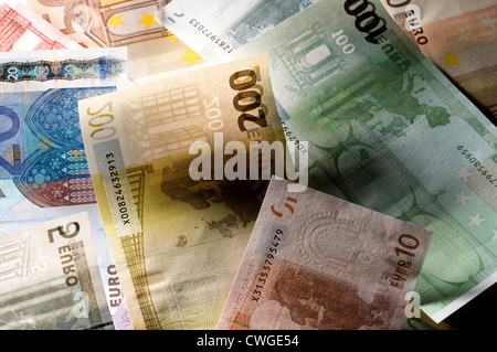 Euromuenzen auf zerrauft Euro-Banknoten in verschiedenen Konfessionen Stockfoto
